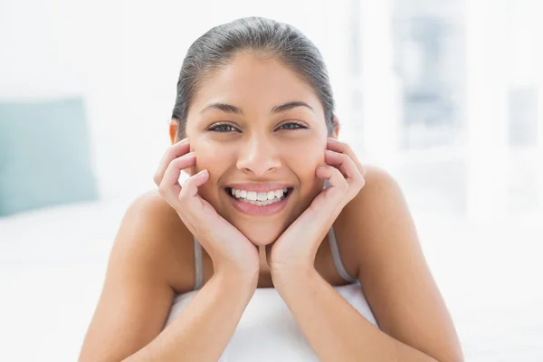 Porträt einer hübschen Frau, die im Bett liegt — Stockfoto