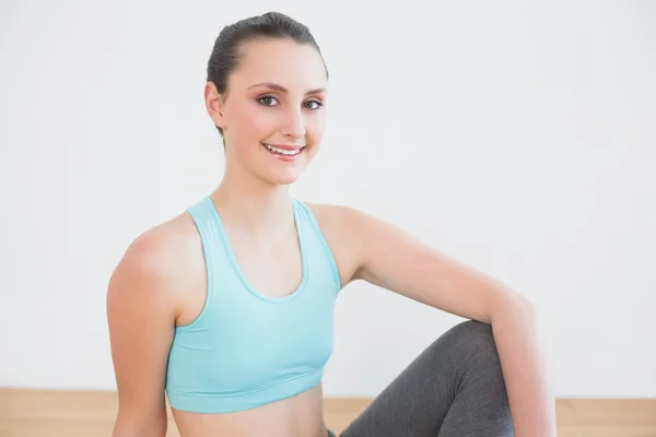 Fit femme en posture de cow-face dans le studio de fitness — Photo