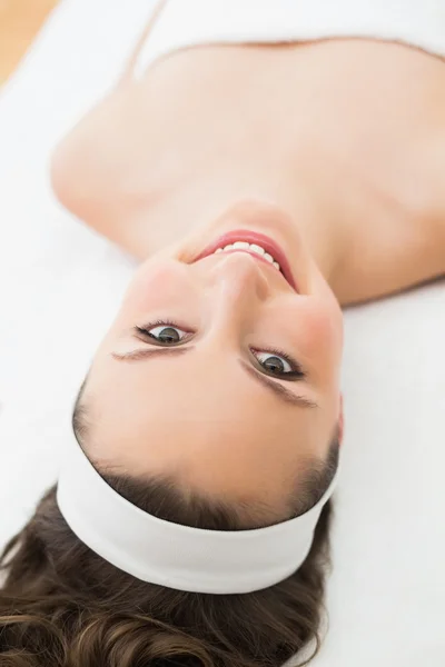 Brunette lying with leaves in beauty salon — Stock Photo, Image