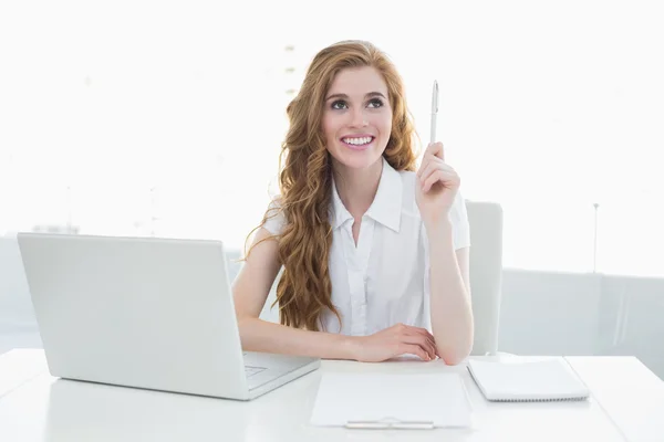 Vacker affärskvinna med laptop pekar uppåt — Stockfoto