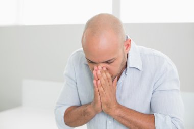 üzgün casual adam ellerini yüzüne vasıl ev ile