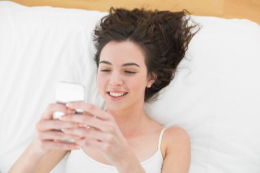genç kadın yatakta kısa mesajlar rahat