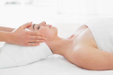 kadının yüzüne güzellik Spa Masaj eller