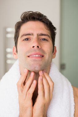 yakışıklı genç adamın yüzüne dokunmak