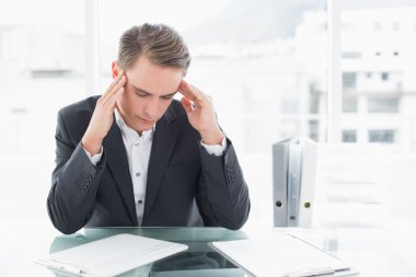 Ofis Masası, baş ağrısı muzdarip işadamı