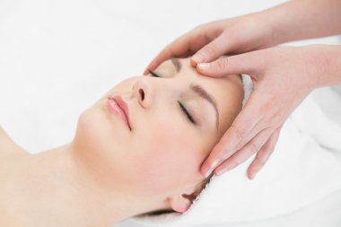 güzel bir kadının alnına masaj eller