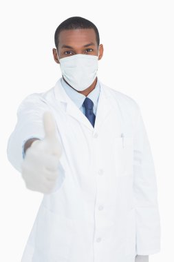 maske el başparmak yukarıya içinde erkek doktor portresi