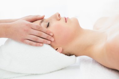 güzel bir kadının alnına masaj eller