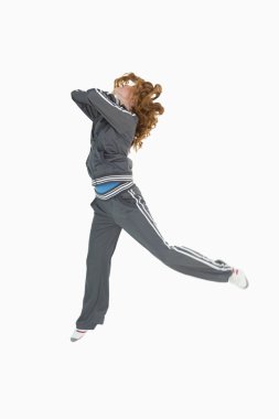 bir sportif genç sarışın atlama tam uzunlukta yan görünüm