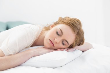 genç ve güzel kadın yatakta uyumak yakın çekim
