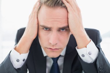 aşırı endişeli işadamı ofisi kapat