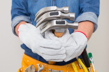 orta bölümde iş gelen bir adamdır tutarak toolbelt bel çevresinde ile çekiç