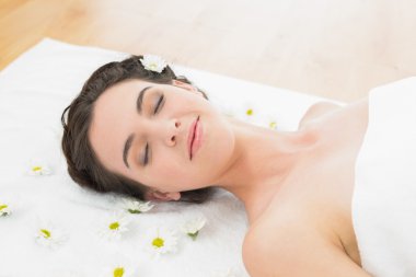 güzel kadın gözleri kapalı ve Çiçekler Güzellik Salonu