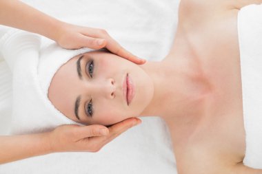 kadının yüzüne güzellik Spa Masaj eller