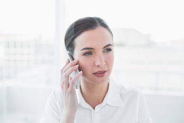 cep telefonu kullanma office ciddi iş kadını