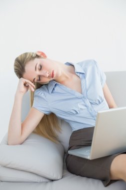 yorgun ponytailed iş kadını kanepede uyuyor oturma