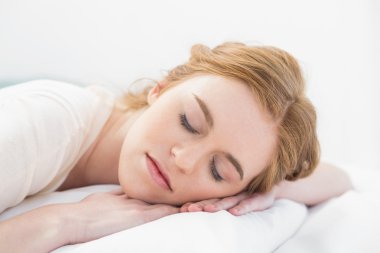 genç ve güzel kadın yatakta uyumak yakın çekim