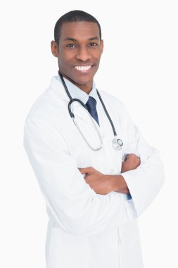 silah ile ayakta gülümseyen erkek doktor geçti