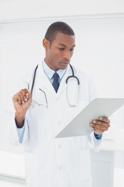 ciddi erkek doktor reçete yazma