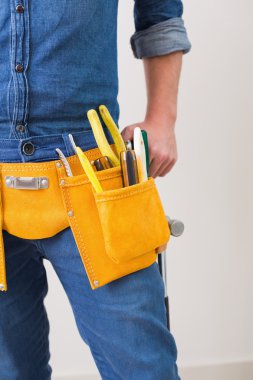 bir tamirciyle toolbelt ile orta kısmında