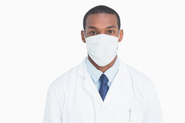 maske ve eldiven giyen erkek doktor portresi