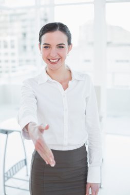 bir el sıkışma Office sunan şık iş kadını