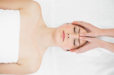 güzel bir kadının alnına masaj eller