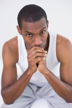 düşünceli, genç, afro bir adam portresi