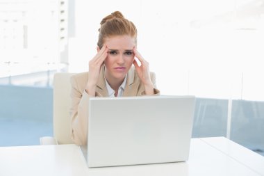 Ofis Masası, baş ağrısı muzdarip işkadını