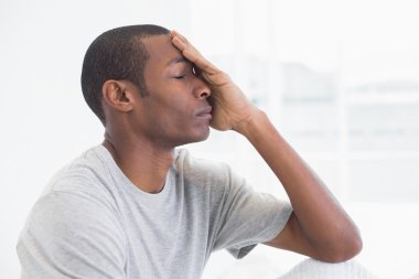 düşünceli bir afro gencin yan Görünümü Kapat