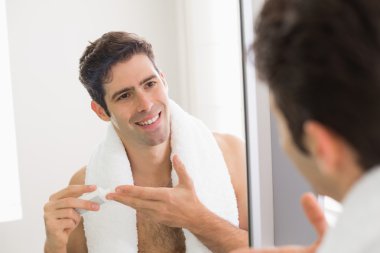 nemlendirici adamın yüzüne koydu yansıması olan adam