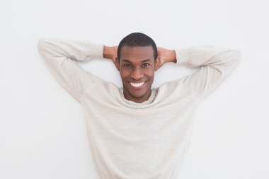 Casual afro delikanlı bir duvara