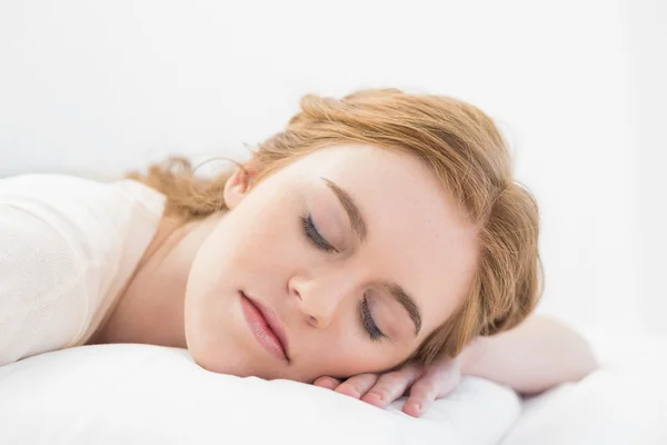 Zblízka krásné mladé ženy, spí v posteli — Stock fotografie
