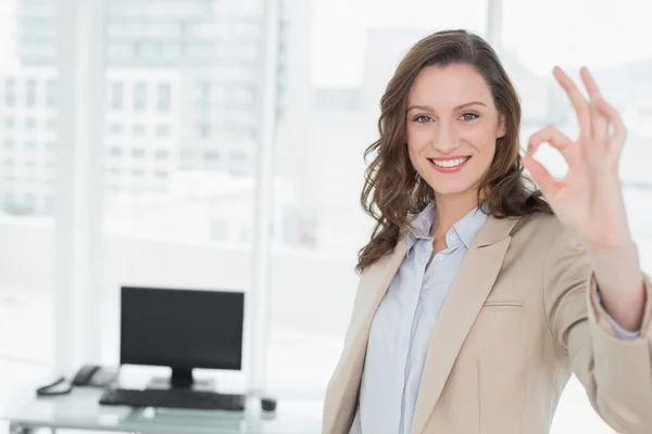 Elegante mujer de negocios sonriente gesto signo bien en la oficina —  Fotos de Stock