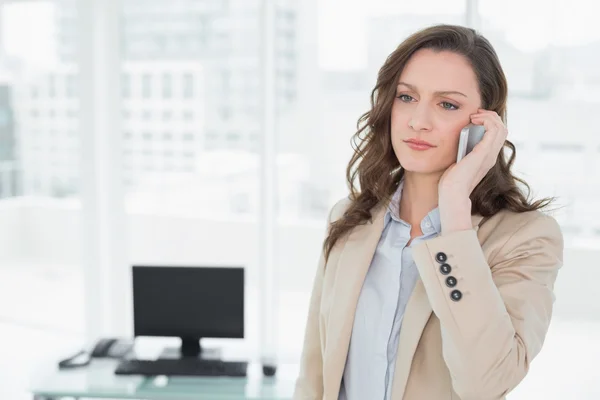 Elegante donna d'affari che utilizza il telefono cellulare in ufficio — Foto Stock