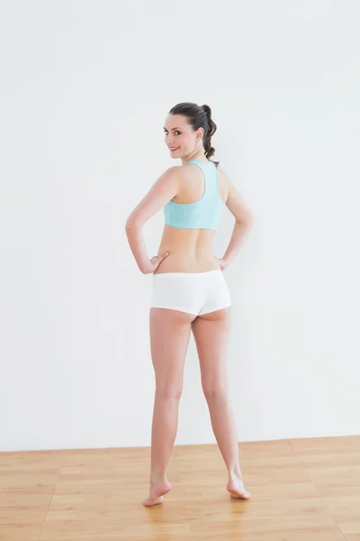Afgezwakt vrouw tegen de muur in de fitness-studio — Stockfoto