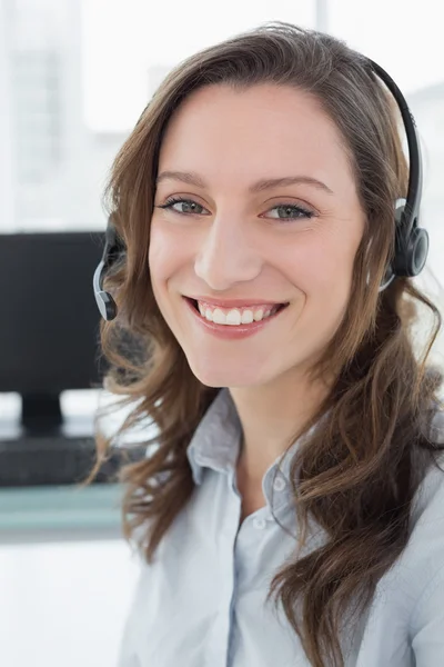 Mulher de negócios usando fone de ouvido na frente do computador — Fotografia de Stock