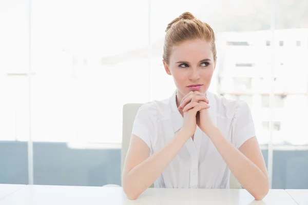 Doordachte zakenvrouw weg op zoek in office — Stockfoto