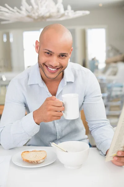 Glimlachende man met ontbijt thuis — Stockfoto