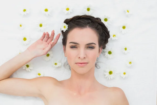 Hermosa joven con flores en el salón de belleza —  Fotos de Stock