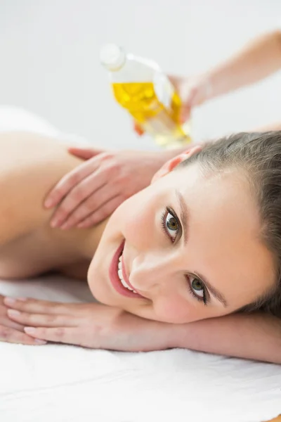 Retrato de mulher bonita desfrutando de massagem de óleo — Fotografia de Stock