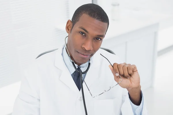 Médico masculino serio en consultorio médico — Foto de Stock