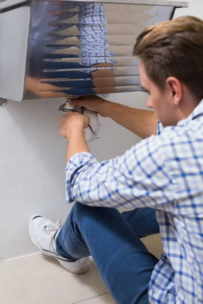 Fontanero reparación de desagüe lavabo en el baño — Foto de Stock