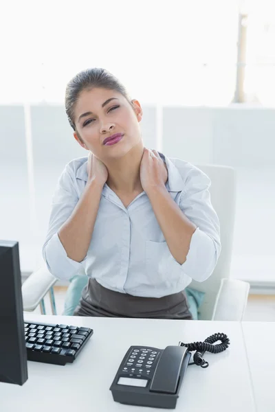 Zakenvrouw met nekpijn achter computer — Stockfoto