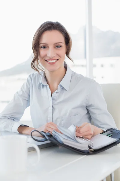 Elegante mujer de negocios con laptop y diario en oficina —  Fotos de Stock