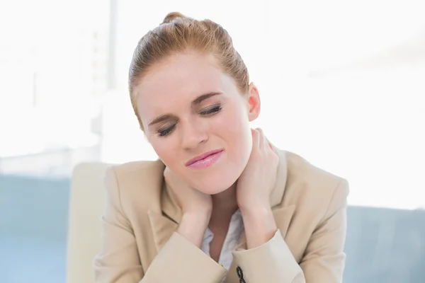 Close up van jonge zakenvrouw met nekpijn — Stockfoto