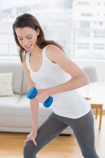 Fit femme faisant de l'exercice avec haltère dans un studio de fitness — Photo