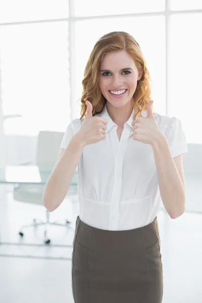 Mujer de negocios sonriente gestos pulgares hacia arriba — Foto de Stock