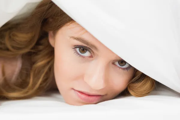 Nahaufnahme Porträt einer hübschen Frau im Bett — Stockfoto