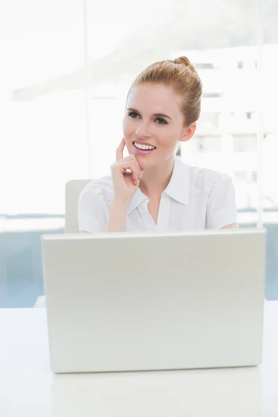 Tankeväckande affärskvinna med laptop i office — Stockfoto